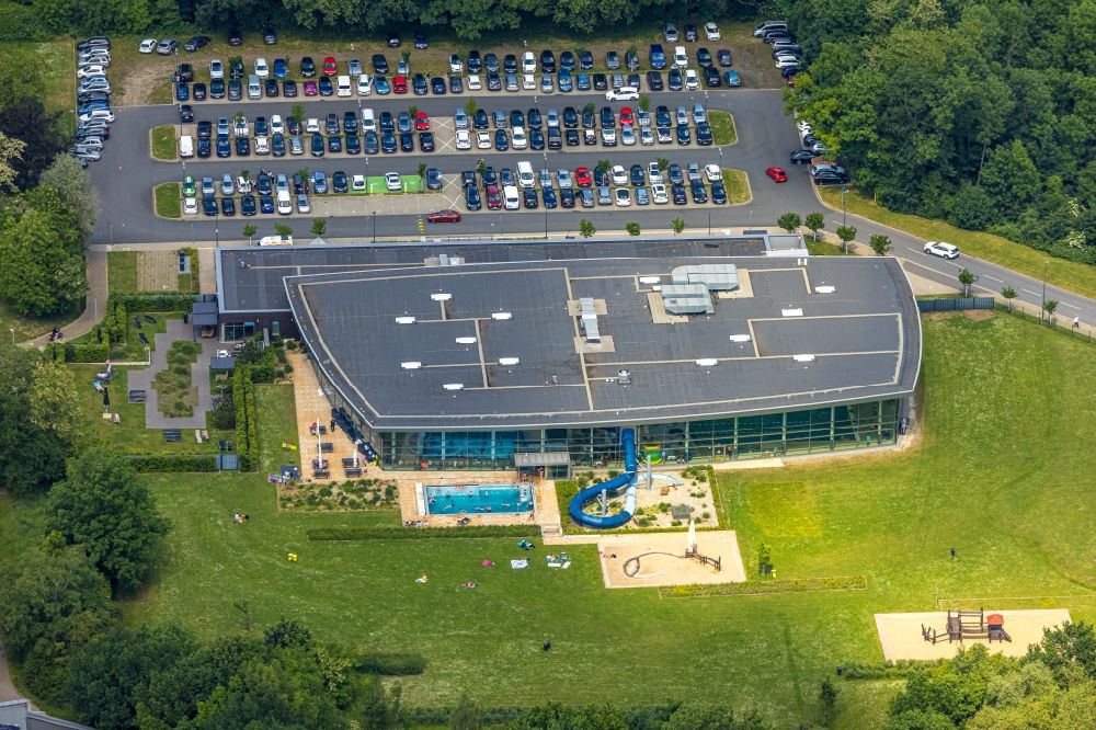 Herne from the bird's eye view: Spa and swimming pools at the swimming pool of the leisure facility Sport- und Erlebnisbad Wananas in the district Wanne-Eickel on street Am Wananas in Herne at Ruhrgebiet in the state North Rhine-Westphalia