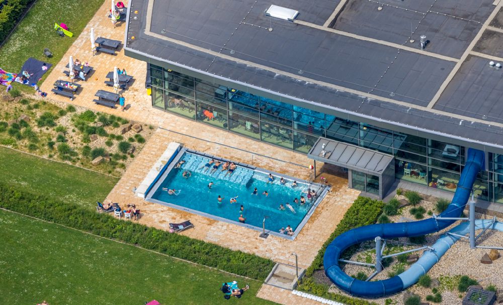 Herne from above - Spa and swimming pools at the swimming pool of the leisure facility Sport- und Erlebnisbad Wananas in the district Wanne-Eickel on street Am Wananas in Herne at Ruhrgebiet in the state North Rhine-Westphalia