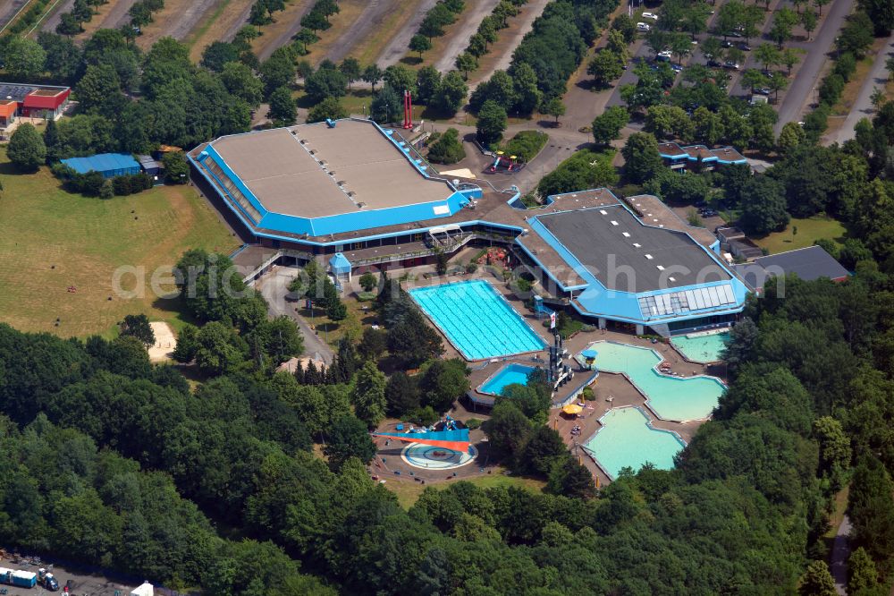 Aerial photograph Gelsenkirchen - Spa and swimming pools at the swimming pool of the leisure facility SPORT-PARADIES on Adenauerallee in the district Erle in Gelsenkirchen in the state North Rhine-Westphalia, Germany