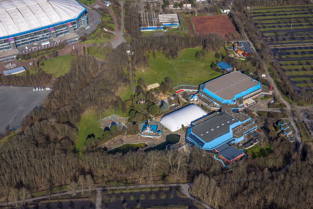 Gelsenkirchen from above - Spa and swimming pools at the swimming pool of the leisure facility SPORT-PARADIES on Adenauerallee in the district Erle in Gelsenkirchen in the state North Rhine-Westphalia, Germany