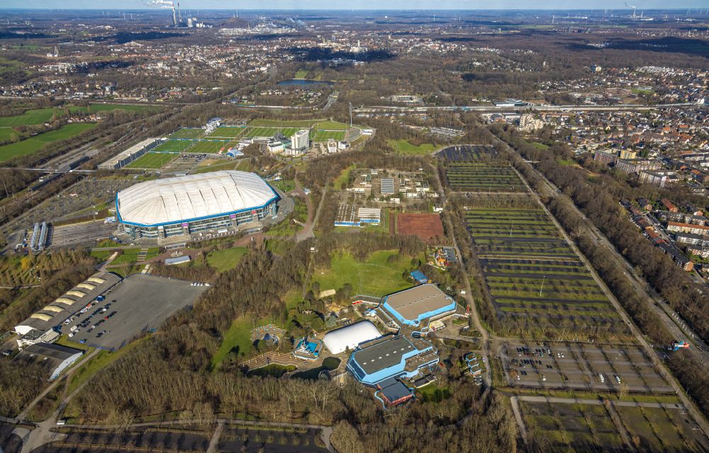 Aerial photograph Gelsenkirchen - Spa and swimming pools at the swimming pool of the leisure facility SPORT-PARADIES on Adenauerallee in the district Erle in Gelsenkirchen in the state North Rhine-Westphalia, Germany