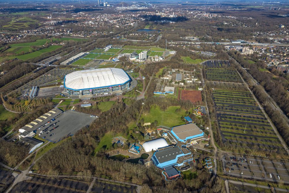 Gelsenkirchen from above - Spa and swimming pools at the swimming pool of the leisure facility SPORT-PARADIES on Adenauerallee in the district Erle in Gelsenkirchen in the state North Rhine-Westphalia, Germany