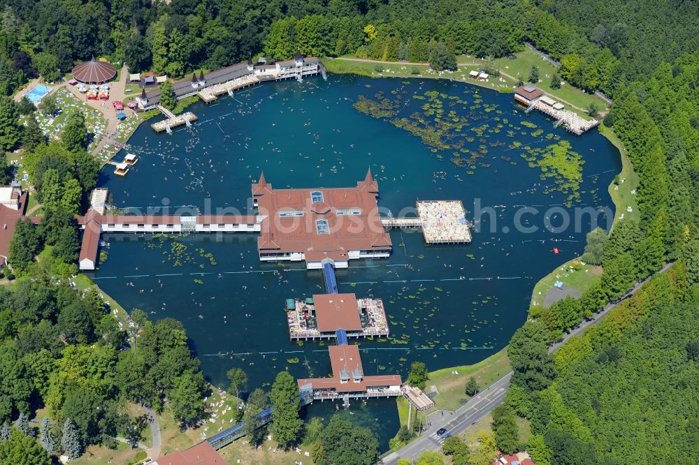 Aerial photograph Heviz - Spa and swimming pools at the swimming pool of the leisure facility Thermal Lake of HevA?z in Heviz in Komitat Zala, Hungary