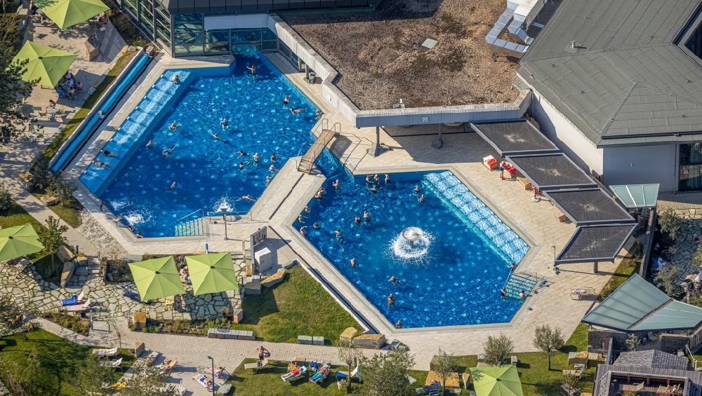 Aerial image Bad Sassendorf - Spa and swimming pools at the swimming pool of the leisure facility of Thermalbad Bad Sassendorf GmbH on Gartenstrasse in Bad Sassendorf in the state North Rhine-Westphalia, Germany