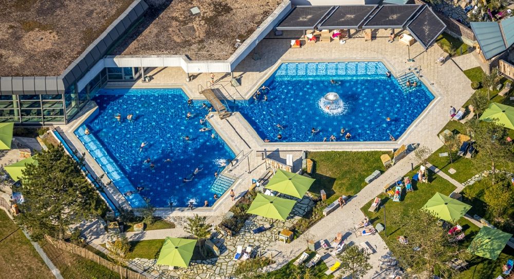 Bad Sassendorf from the bird's eye view: Spa and swimming pools at the swimming pool of the leisure facility of Thermalbad Bad Sassendorf GmbH on Gartenstrasse in Bad Sassendorf in the state North Rhine-Westphalia, Germany