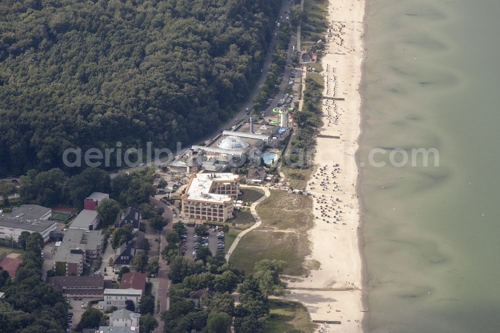 Aerial image Timmendorfer Strand - Therme and swimming pool on the beach of the leisure equipment in the district of Scharbeutz in Timmendorfer beach in the federal state Schleswig-Holstein