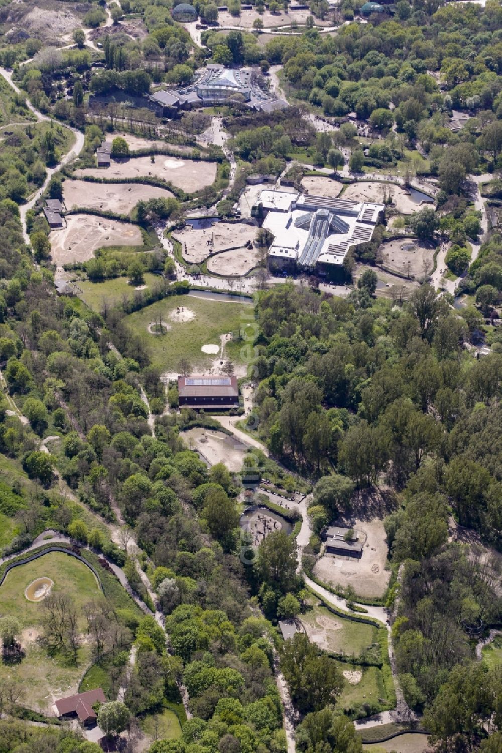 Aerial photograph Berlin - The zoo Tierpark Berlin in the Friedrichsfelde part of the district of Lichtenberg in Berlin in the state of Brandenburg. The park is the biggest landscape zoological garden in Europe. View of the Alfred Brehm House