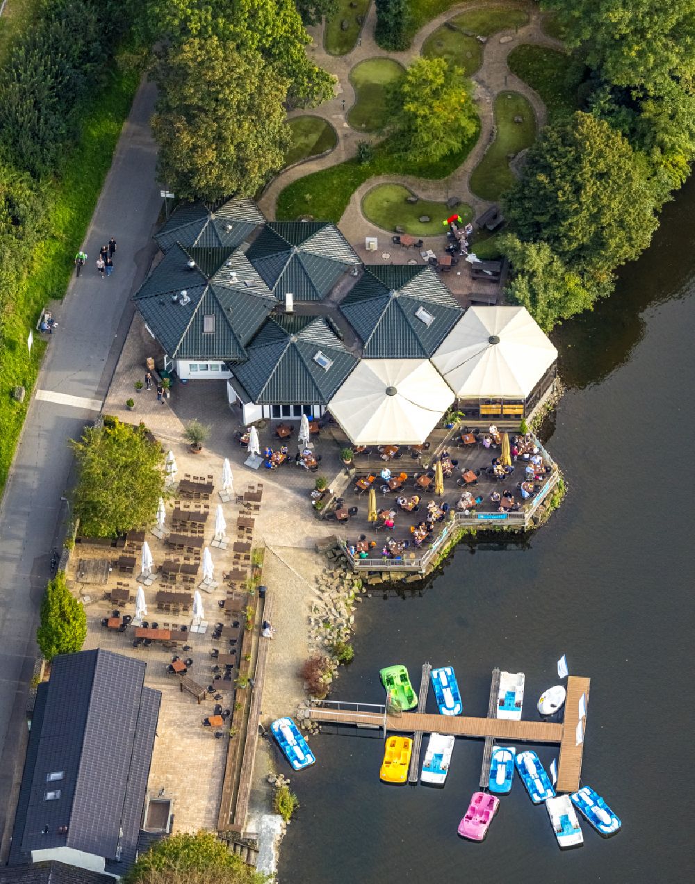 Aerial photograph Olpe - Tables and benches of open-air restaurant Bootshaus Biggesee GmbH on street Seeweg in Olpe at Sauerland in the state North Rhine-Westphalia, Germany