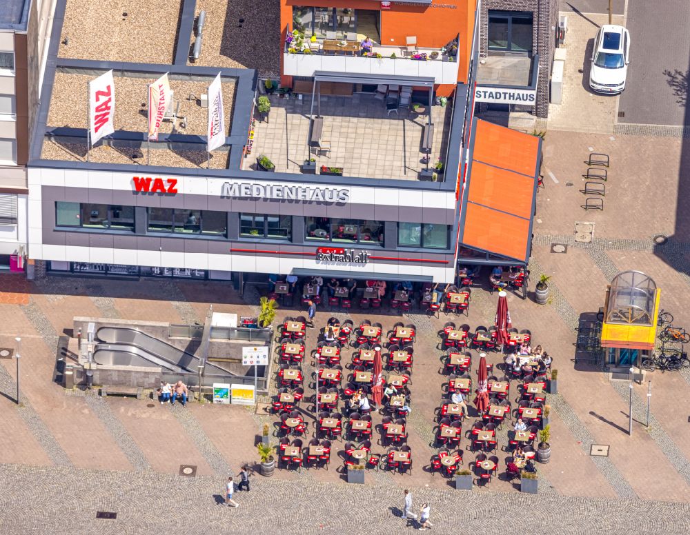 Herne from above - Tables and benches of open-air restaurant Cafe Extrablatt on street Bahnhofstrasse in Herne at Ruhrgebiet in the state North Rhine-Westphalia, Germany