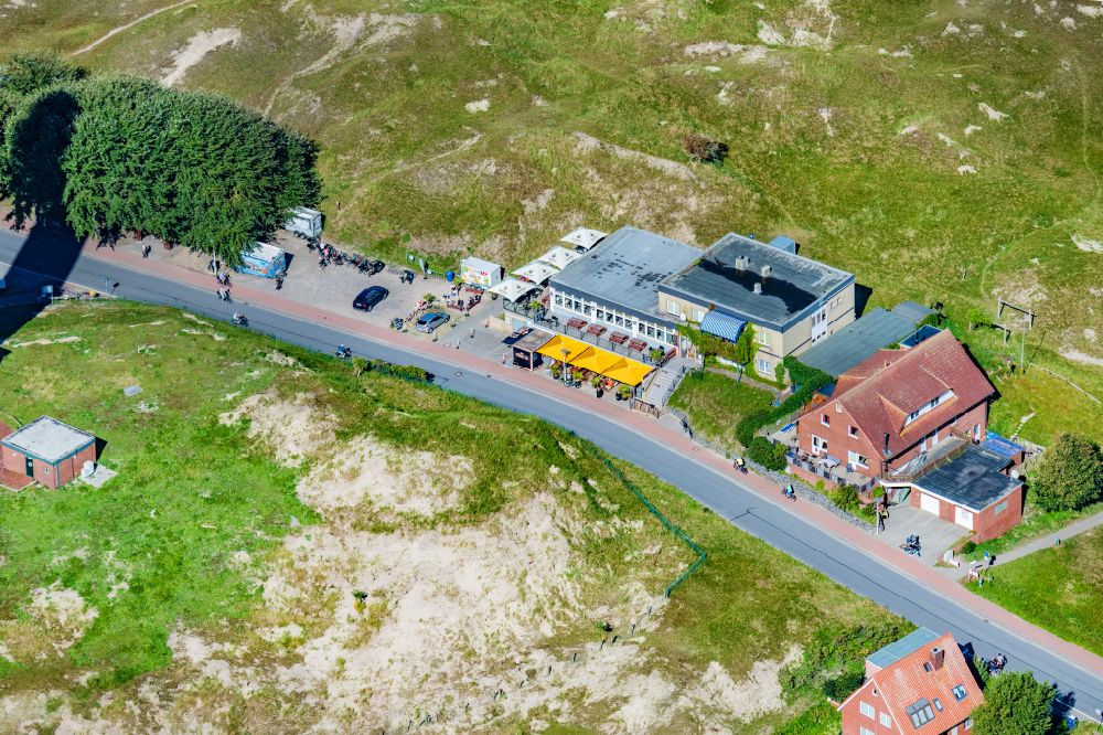 Aerial photograph Norderney - Tables and benches of open-air restaurant Duene 13 in Norderney in the state Lower Saxony, Germany