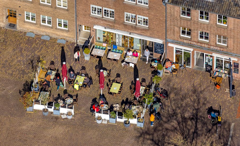 Rees from above - Tables and benches of open-air restaurant on street Markt in Rees in the state North Rhine-Westphalia, Germany