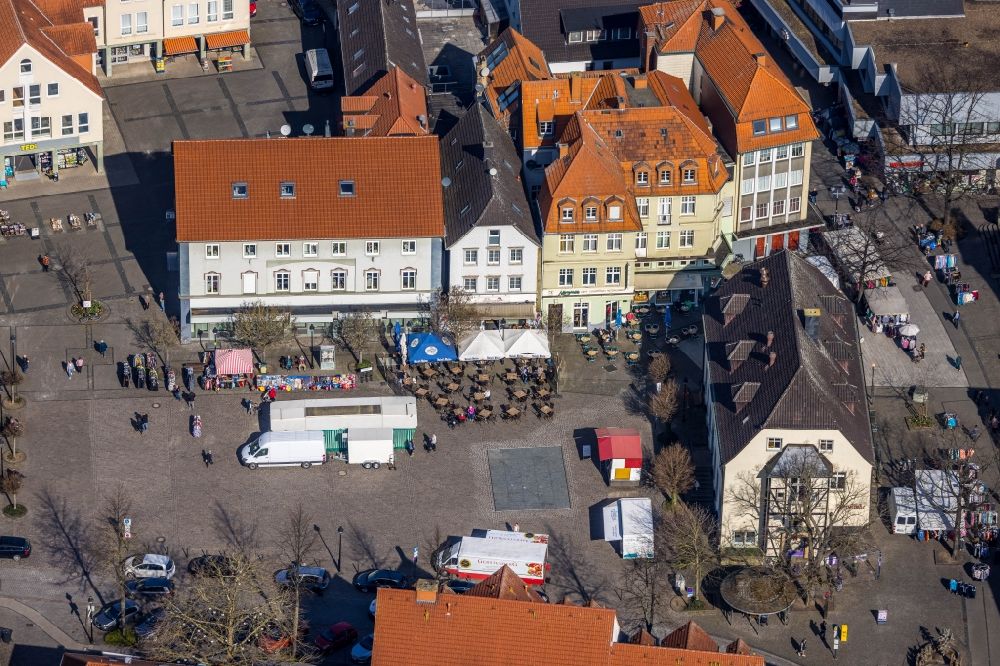 Werl from the bird's eye view: Tables and benches of open-air restaurants Dal Paesano and Cafe Hemmer Conditorei Confiserie Restaurant on Markt in the district Westoennen in Werl at Ruhrgebiet in the state North Rhine-Westphalia, Germany