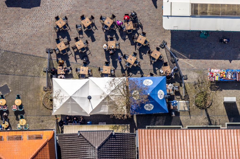 Aerial photograph Werl - Tables and benches of open-air restaurants Dal Paesano and Cafe Hemmer Conditorei Confiserie Restaurant on Markt in the district Westoennen in Werl at Ruhrgebiet in the state North Rhine-Westphalia, Germany