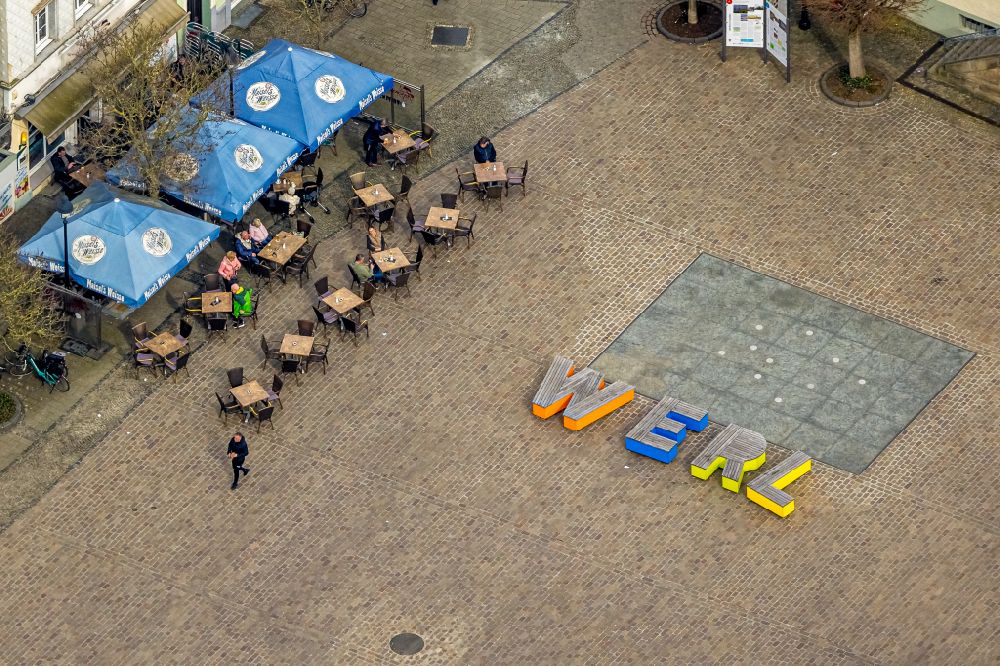Werl from above - Tables and benches of open-air restaurants Dal Paesano and Cafe Hemmer Conditorei Confiserie Restaurant on Markt in the district Westoennen in Werl at Ruhrgebiet in the state North Rhine-Westphalia, Germany