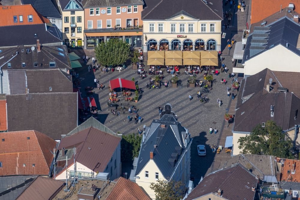 Unna from above - Tables and benches of open-air restaurants on Markt in Unna in the state North Rhine-Westphalia, Germany