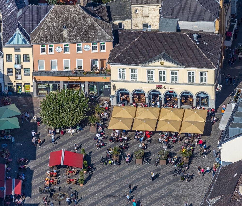 Unna from the bird's eye view: Tables and benches of open-air restaurants on Markt in Unna in the state North Rhine-Westphalia, Germany
