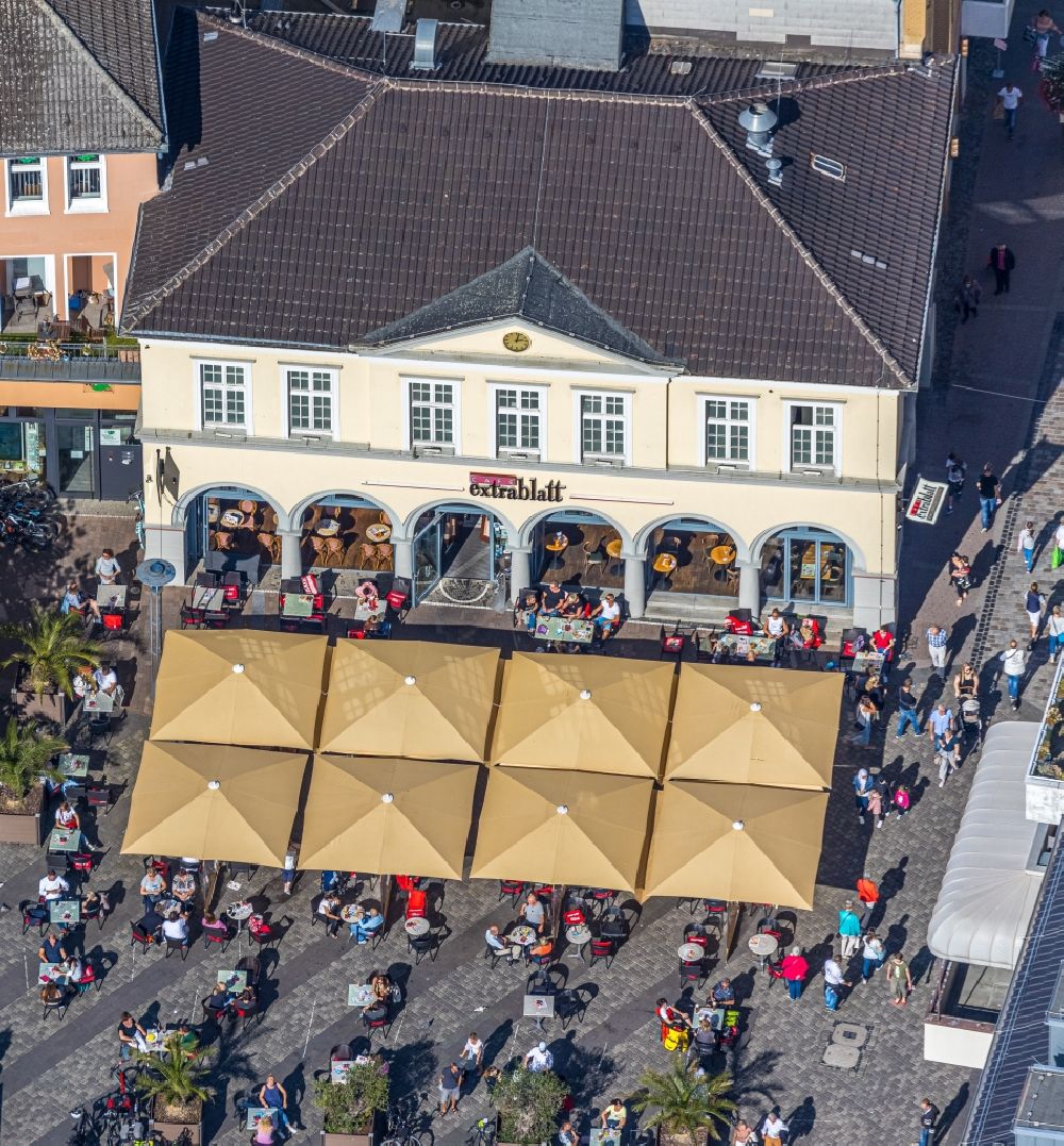 Aerial photograph Unna - Tables and benches of open-air restaurants on Markt in Unna in the state North Rhine-Westphalia, Germany