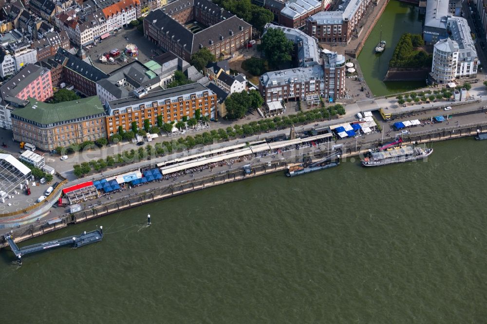 Aerial photograph Düsseldorf - Tables and benches of open-air restaurants on Rheinufer-Promenade in the district Altstadt in Duesseldorf at Ruhrgebiet in the state North Rhine-Westphalia, Germany