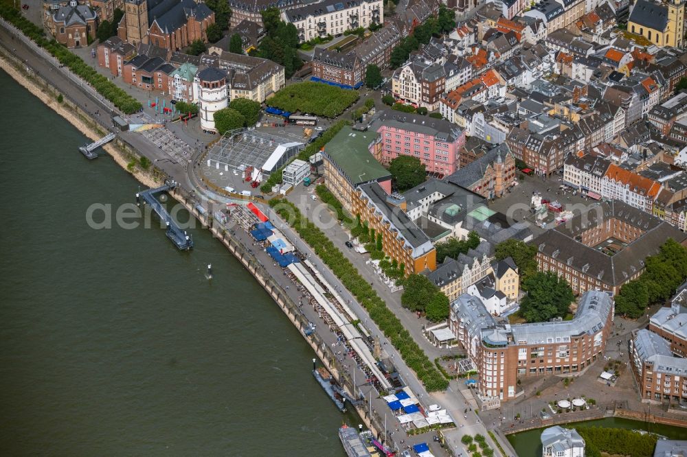 Aerial photograph Düsseldorf - Tables and benches of open-air restaurants on Rheinufer-Promenade in the district Altstadt in Duesseldorf at Ruhrgebiet in the state North Rhine-Westphalia, Germany