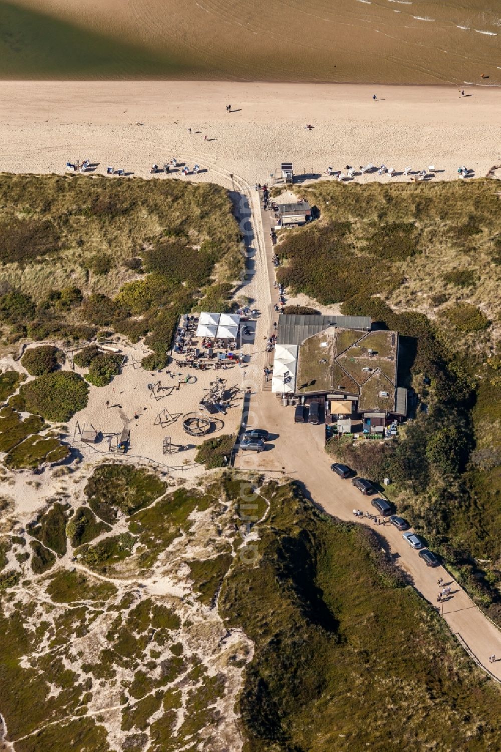 Aerial photograph Sylt - Tables and benches of open-air restaurants on Weststrand in the district Rantum (Sylt) in Sylt in the state Schleswig-Holstein, Germany