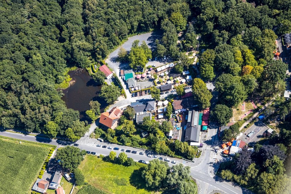 Aerial photograph Bottrop - Tables and benches of open-air restaurants Zur Grafenmuehle at the Muehlenteich in Bottrop in the state North Rhine-Westphalia, Germany