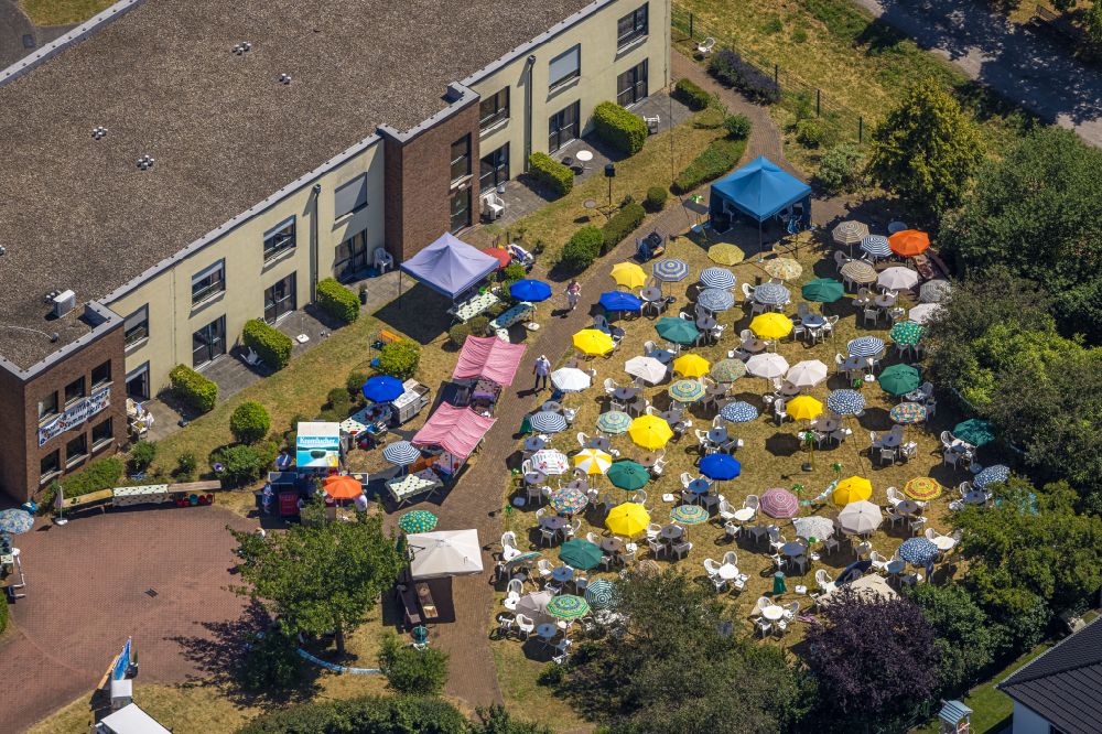 Oberhausen from above - Tables and benches of open-air restaurant on Olga-Park on street Zum Steigerhaus in Oberhausen at Ruhrgebiet in the state North Rhine-Westphalia, Germany