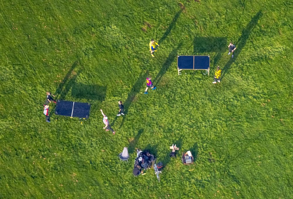 Bochum from above - Table tennis players on a meadow and field landscape in the lowland of the river Ruhr in Bochum at Ruhrgebiet in the state North Rhine-Westphalia, Germany