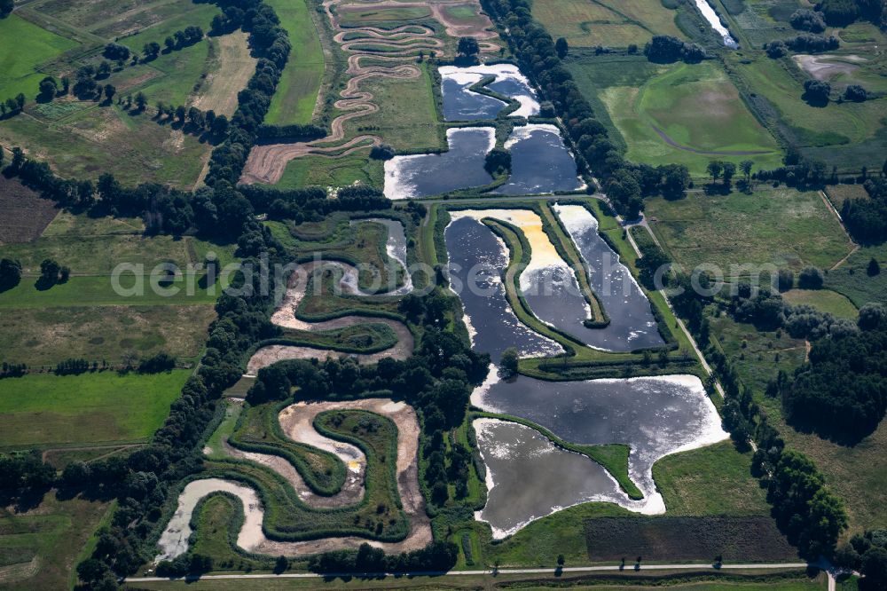 Aerial photograph Braunschweig - Ponds and Morast- water surface in a pond landscape Braunschweiger Rieselfelder in the district Lehndorf-Watenbuettel in Brunswick in the state Lower Saxony, Germany
