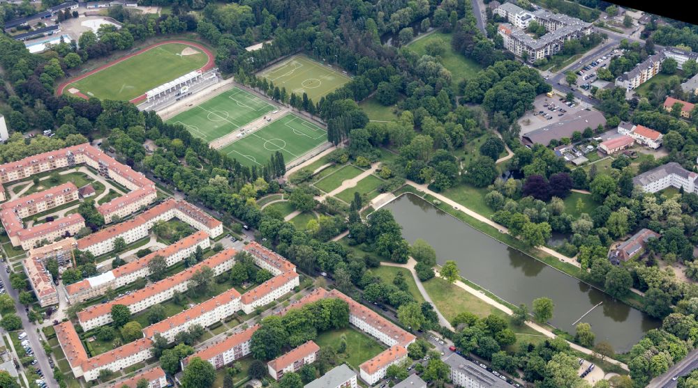 Aerial photograph Berlin - Pond water surface and pond oasis Bluemelteich in Volkspark in the district Mariendorf in Berlin, Germany