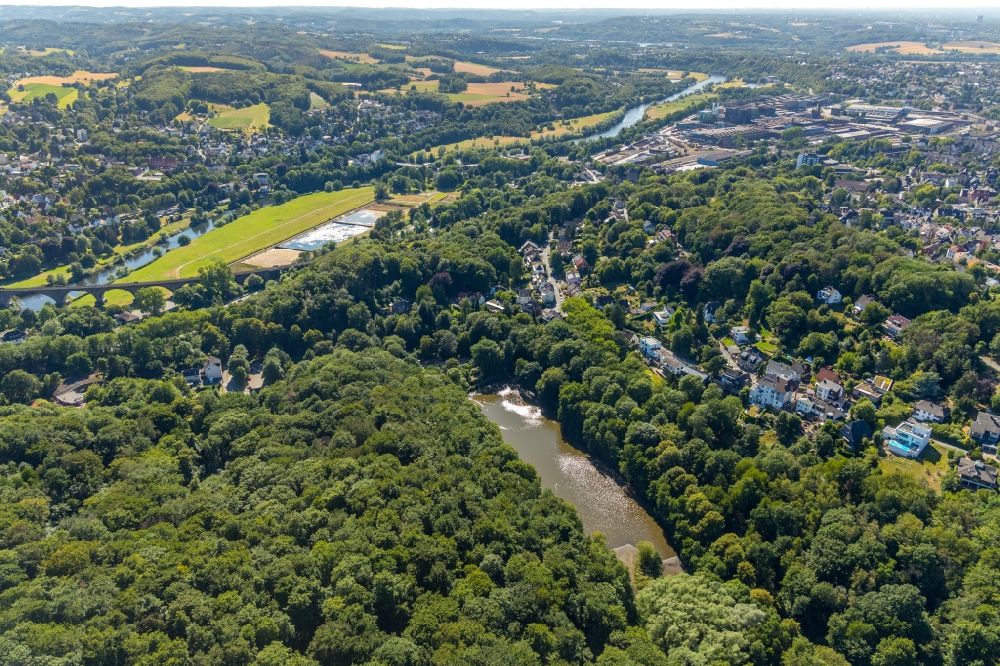 Aerial photograph Witten - Pond water surface and pond oasis Hammerteich in Witten in the state North Rhine-Westphalia, Germany