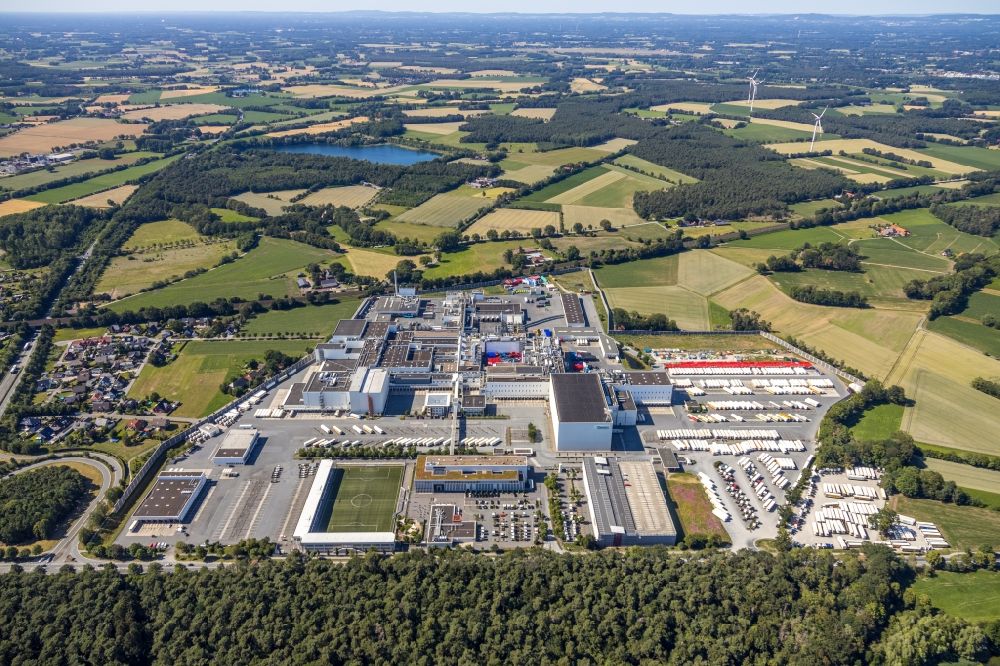 Rheda-Wiedenbrück from the bird's eye view: Buildings and production halls on the food manufacturer's premises of Toennies Lebensmittel GmbH & Co. KG In of Mark in the district Rheda in Rheda-Wiedenbrueck in the state North Rhine-Westphalia, Germany