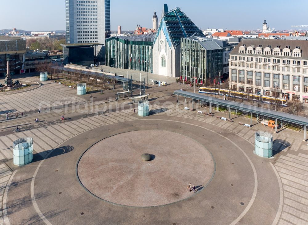 Leipzig from the bird's eye view: Tourist attraction and sightseeing of Mendebrunnen on Augustusplatz in Leipzig in the state Saxony, Germany