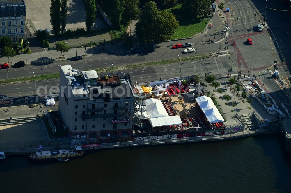 Aerial image Berlin - Tourist attraction and sightseeing The Wall Museum East Side Gallery in the district Friedrichshain in Berlin, Germany