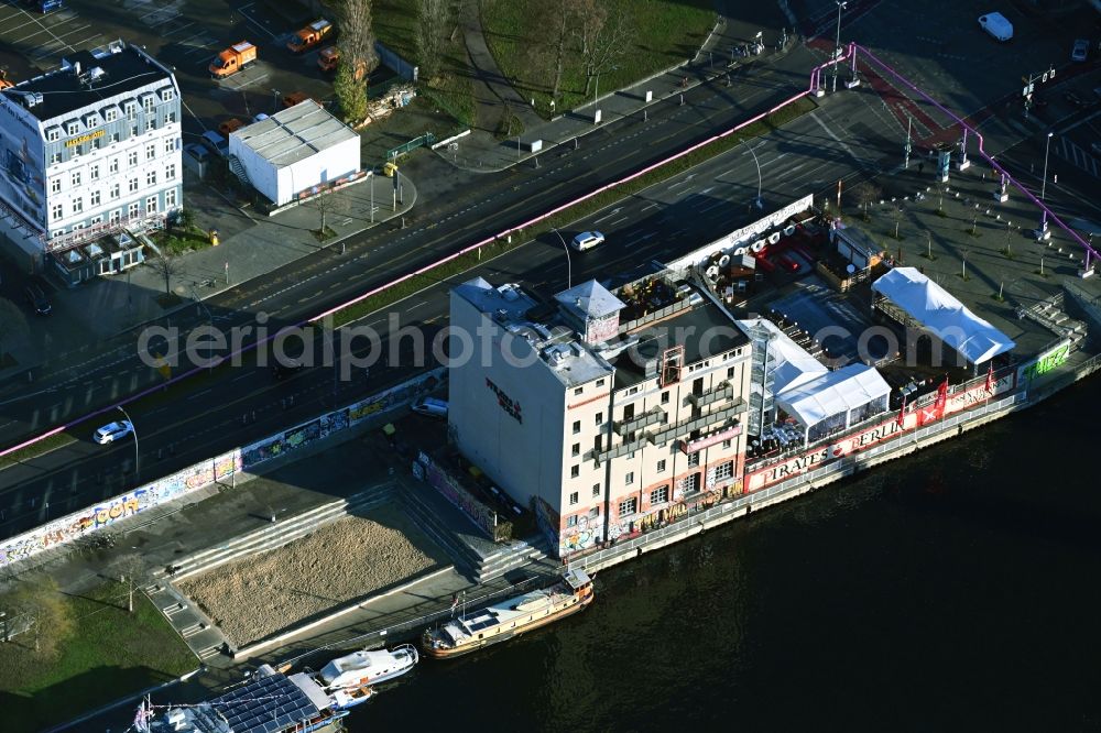 Aerial photograph Berlin - Tourist attraction and sightseeing The Wall Museum East Side Gallery in the district Friedrichshain in Berlin, Germany