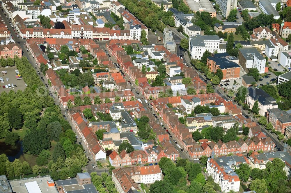 Aerial photograph Potsdam - Tourist attraction and sightseeing of Wohngebietes Hollaendisches Viertel - Hollaenderviertel in the district Noerdliche Innenstadt in Potsdam in the state Brandenburg, Germany