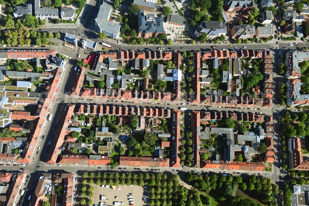 Aerial photograph Potsdam - Tourist attraction and sightseeing of Wohngebietes Hollaendisches Viertel - Hollaenderviertel in the district Noerdliche Innenstadt in Potsdam in the state Brandenburg, Germany