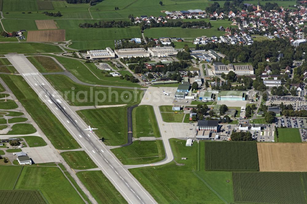 Memmingerberg from the bird's eye view: Tower, dispatch building and terminals on the premises of the airport Memmingen in Memmingerberg in the state Bavaria. In the foreground a airliner Ryanair Boeing 737-8AS
