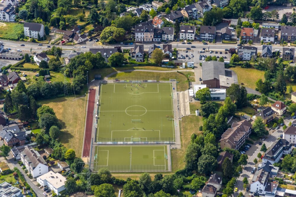 Mülheim an der Ruhr from above - Training on the sports grounds - soccer field of the VfB Speldorf e.V on Saarner Strasse in Muelheim an der Ruhr in the Ruhr area in the state of North Rhine-Westphalia, Germany