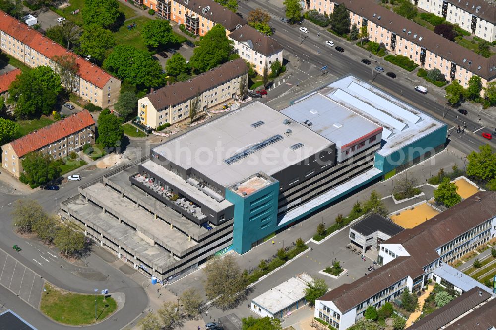 Wolfsburg from above - Building of the sports and fitness center INJOY on street Heinrich-Heine-Strasse in the district Stadtmitte in Wolfsburg in the state Lower Saxony, Germany