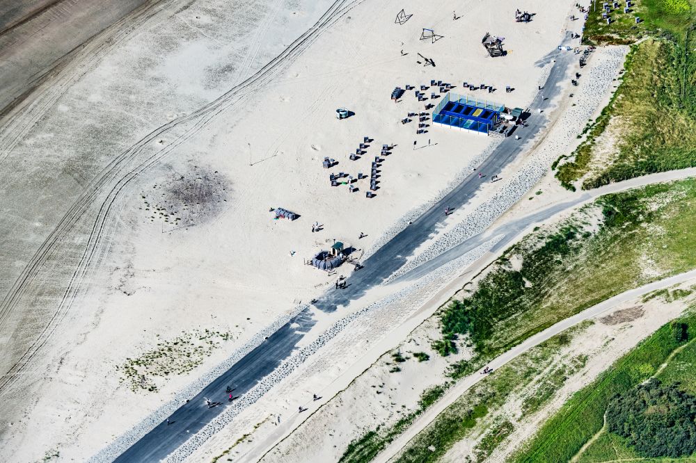 Norderney from the bird's eye view: Trampoline facility on the west beach on the island of Norderney in the state of Lower Saxony, Germany