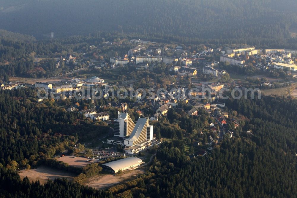 Oberhof from above - The Treff Hotel Panorama is located high up on the wooded slopes in the Dr. Theodor-Neubauer-Strasse in Oberhof in Thuringia. This traditional hotel is the ideal location for business and leisure trips to the World Cup Biathlon place. There are places to stay in different classifications as well as extensive sports, entertainment and spa facilities