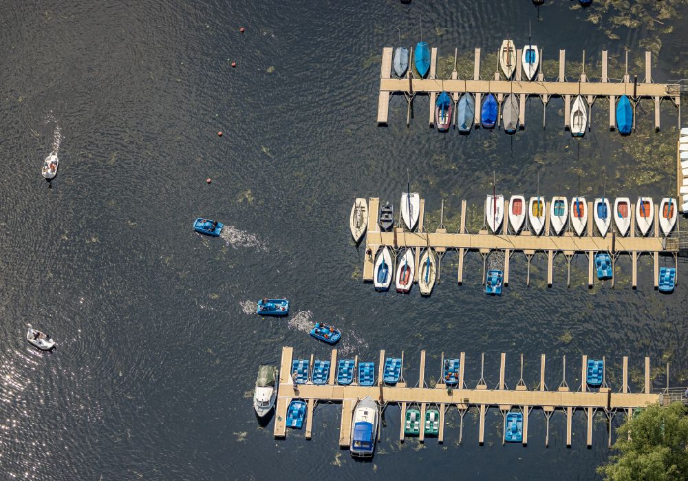 Aerial image Bochum - pedal boats and riparian areas on the lake area of Kemnader See - Oelbach in Bochum in the state North Rhine-Westphalia, Germany