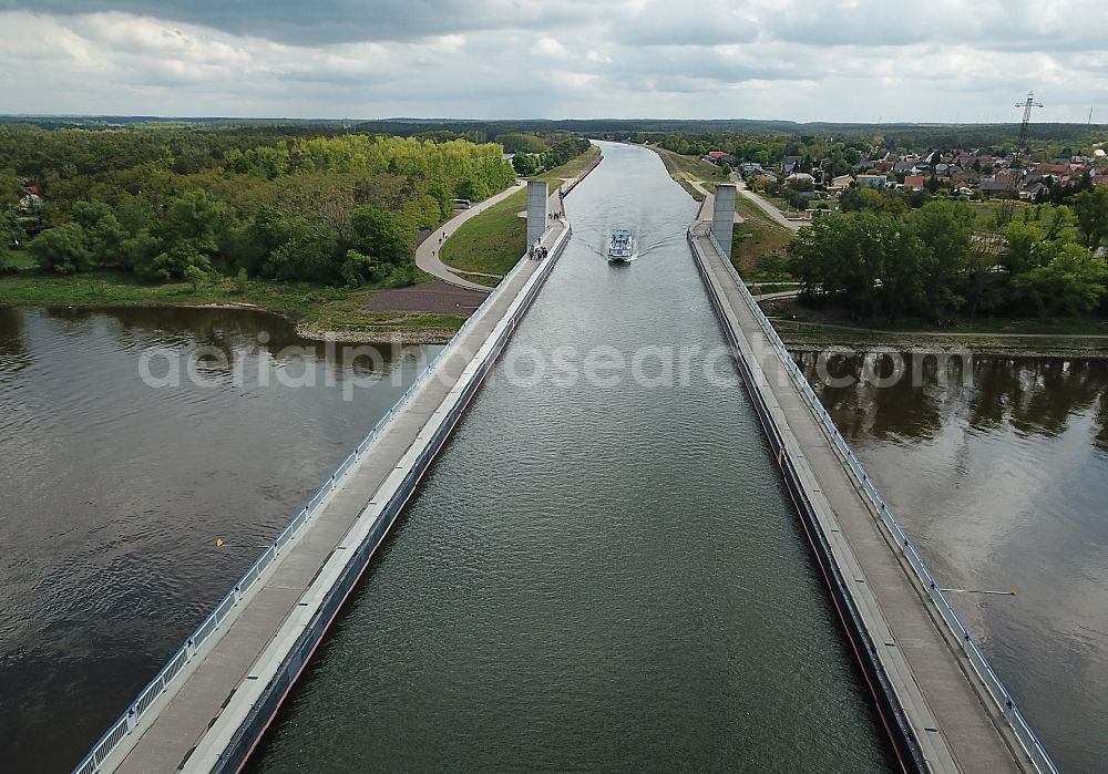 Hohenwarthe from the bird's eye view: Water way on the Trough bridge crossing from the Mittelland Canal over the River Elbe to the Elbe-Havel Canal to the waterway intersection in Hohenwarthe in Saxony-Anhalt
