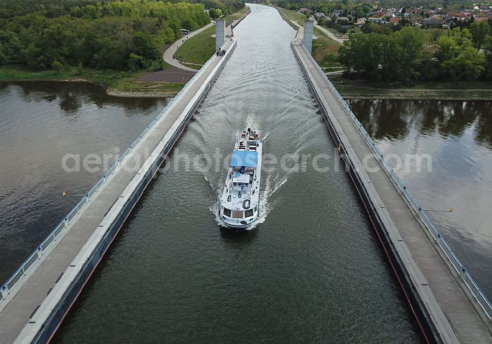Hohenwarthe from above - Water way on the Trough bridge crossing from the Mittelland Canal over the River Elbe to the Elbe-Havel Canal to the waterway intersection in Hohenwarthe in Saxony-Anhalt