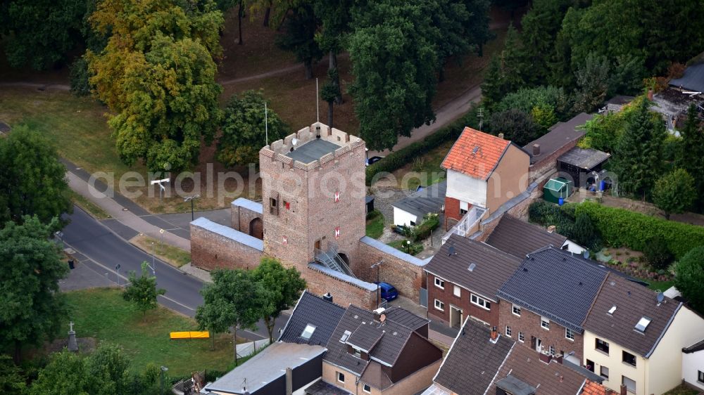 Aerial photograph Zülpich - Tower building Bachtor the rest of the former historic city walls in Zuelpich in the state North Rhine-Westphalia, Germany