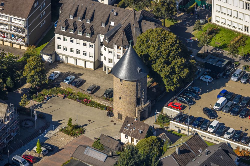 Aerial photograph Hansestadt Attendorn - Tower building of the Bieketurm Am Seewerngraben the rest of the former historic city walls in Attendorn in the state North Rhine-Westphalia, Germany