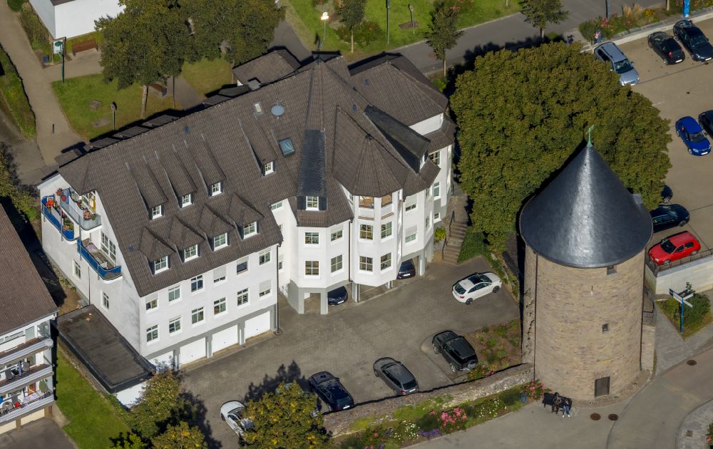 Attendorn from the bird's eye view: Tower building of the Bieketurm Am Seewerngraben the rest of the former historic city walls in Attendorn in the state North Rhine-Westphalia, Germany