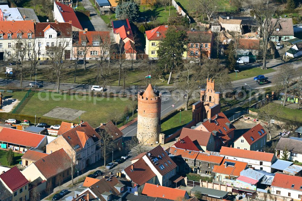 Mittenwalde from the bird's eye view: Tower building Pulverturm the rest of the former historic city walls on street Yorckstrasse - Mauerstrasse in Mittenwalde in the state Brandenburg, Germany