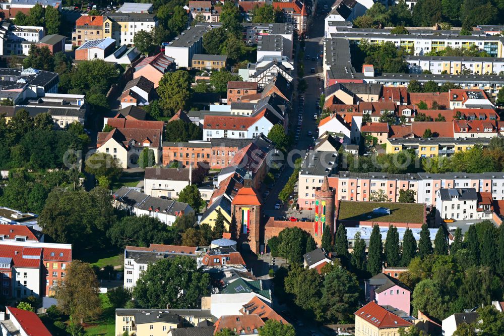 Bernau from the bird's eye view: Tower building Steintor the rest of the former historic city walls on street Hussitenstrasse in Bernau in the state Brandenburg, Germany