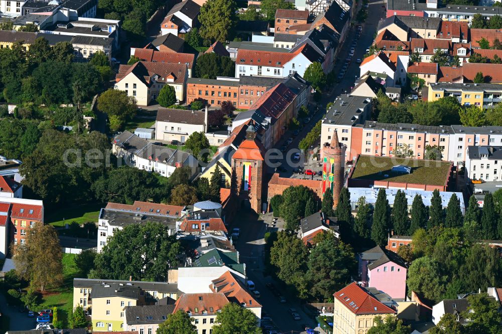 Aerial image Bernau - Tower building Steintor the rest of the former historic city walls on street Hussitenstrasse in Bernau in the state Brandenburg, Germany